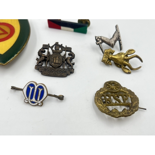 2255 - A collection of military badges to include Derbyshire Air Raid Welfare, Royal Navy, Duke of Wellingt... 