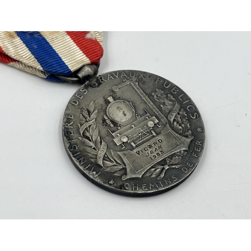 2257 - A 1933 French Honour medal of railroads presented to Vicard Jeam