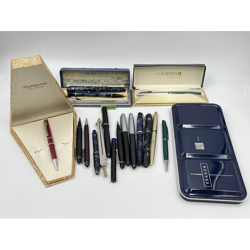 2336 - A collection of writing instruments to include Parker Duofold fountain pen with 14ct gold nib, Conwa... 