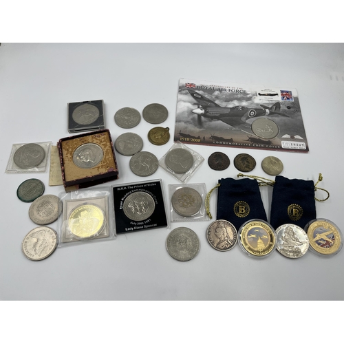 2340 - A collection of coins to include 92.5% silver 1887 double florin, 1990 Marshall Islands $5, two gold... 