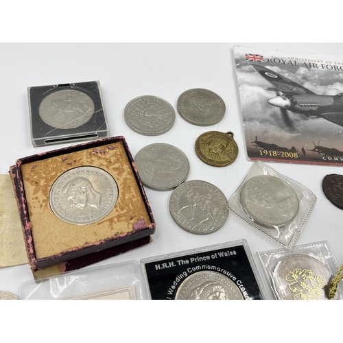 2340 - A collection of coins to include 92.5% silver 1887 double florin, 1990 Marshall Islands $5, two gold... 