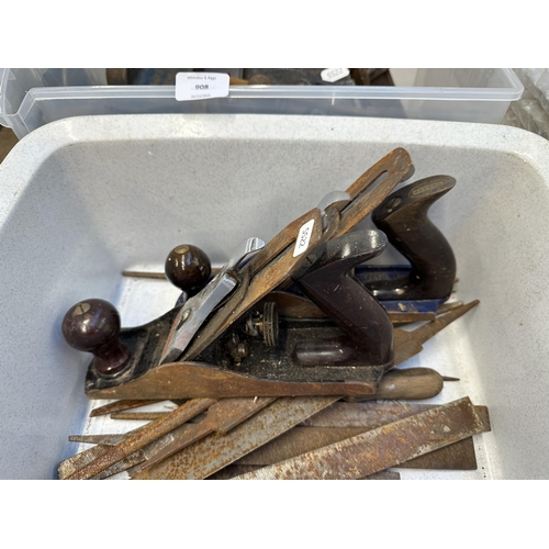 909 - A collection of antique and later tools to include oak wood plane, Stanley Bailey no. 4 wood plane e... 