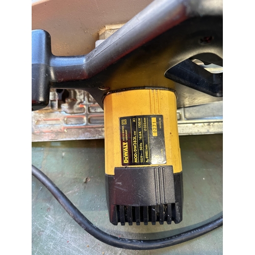 928 - A DeWalt DW383L 240v circular saw