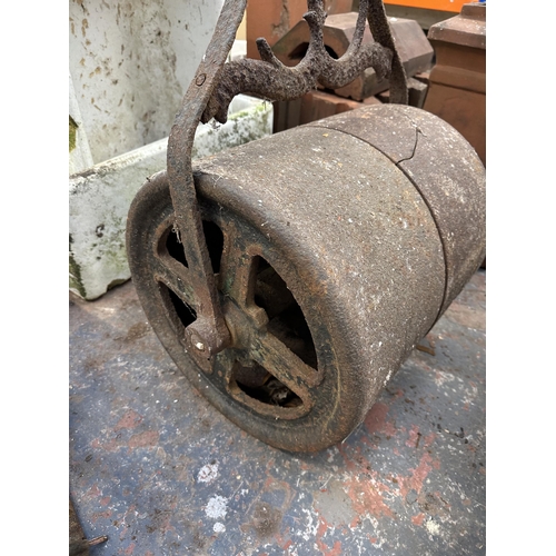 940 - A 19th century cast metal garden roller