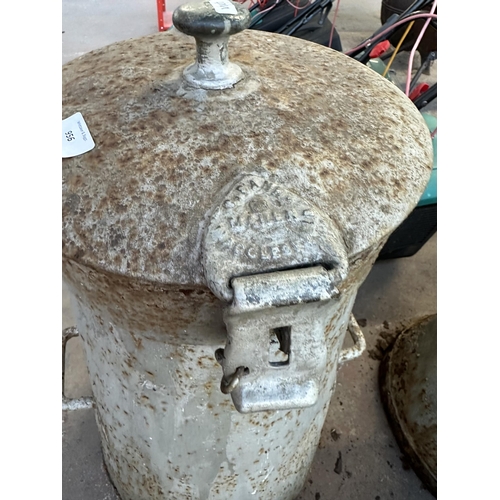 956 - An early 20th century Macclesfield Cheshire SB pattern galvanised milk churn with maker's mark to li... 