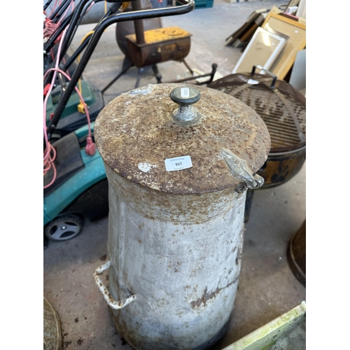 957 - An early 20th century Macclesfield Cheshire SB pattern galvanised milk churn with maker's mark to li... 