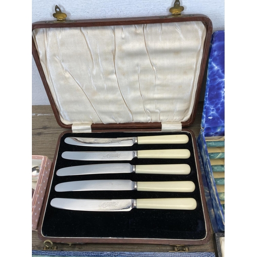 448 - A collection of vintage boxed and unboxed cutlery to include teaspoons, butter knives etc.