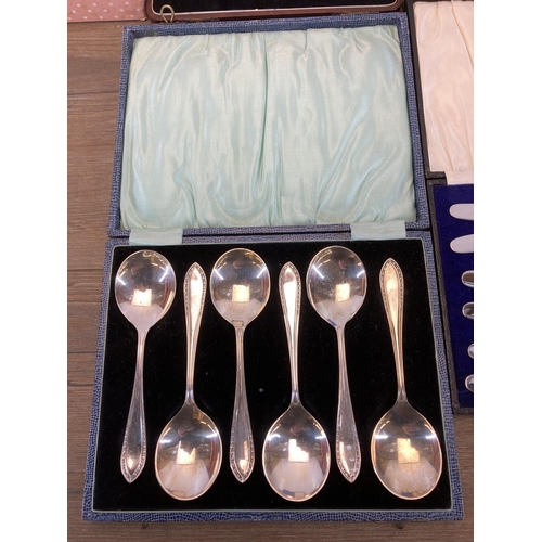 448 - A collection of vintage boxed and unboxed cutlery to include teaspoons, butter knives etc.