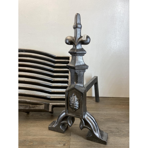 453 - A cast iron silver painted fire grate with matching fire dogs - fire dogs approx. 49cm high x 42cm d... 