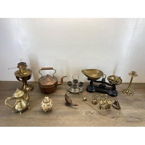 462 - A collection of antique and later metalware to include 19th century copper kettle, mid 20th century ... 