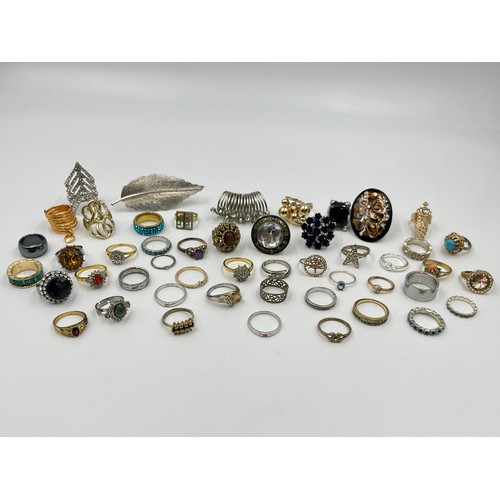 2100 - A collection of dress rings