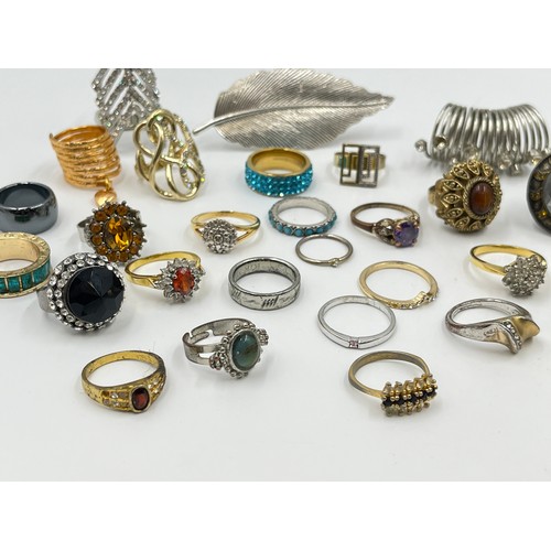 2100 - A collection of dress rings