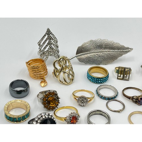 2100 - A collection of dress rings