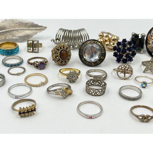 2100 - A collection of dress rings