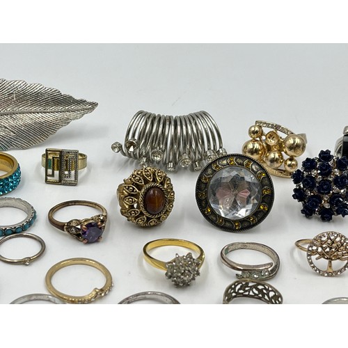 2100 - A collection of dress rings