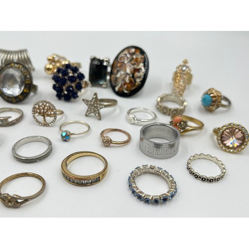 2100 - A collection of dress rings