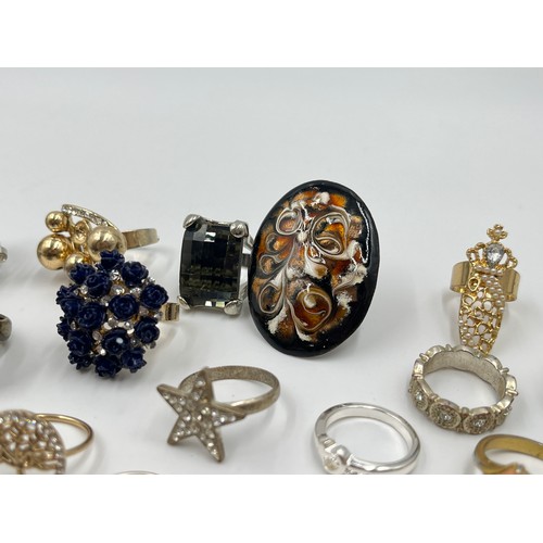 2100 - A collection of dress rings