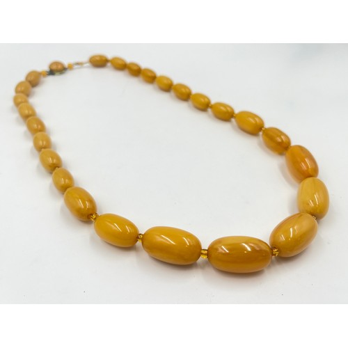 2130 - A butterscotch bakelite beaded necklace - approx. gross weight 72g