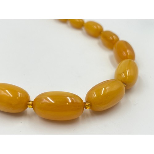 2130 - A butterscotch bakelite beaded necklace - approx. gross weight 72g