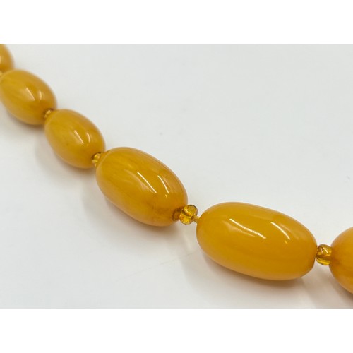 2130 - A butterscotch bakelite beaded necklace - approx. gross weight 72g