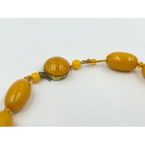 2130 - A butterscotch bakelite beaded necklace - approx. gross weight 72g