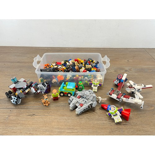 493 - A collection of LEGO figurines and accessories to include Toy Story, Star Wars, Scooby-Doo, Batman, ... 