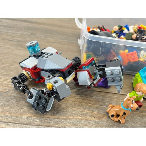 493 - A collection of LEGO figurines and accessories to include Toy Story, Star Wars, Scooby-Doo, Batman, ... 