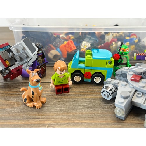 493 - A collection of LEGO figurines and accessories to include Toy Story, Star Wars, Scooby-Doo, Batman, ... 