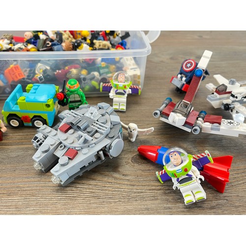 493 - A collection of LEGO figurines and accessories to include Toy Story, Star Wars, Scooby-Doo, Batman, ... 