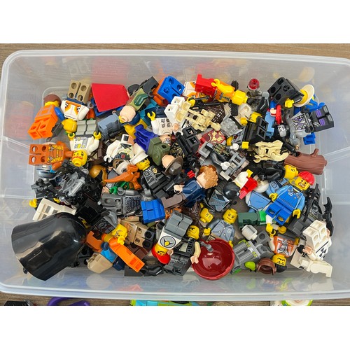 493 - A collection of LEGO figurines and accessories to include Toy Story, Star Wars, Scooby-Doo, Batman, ... 