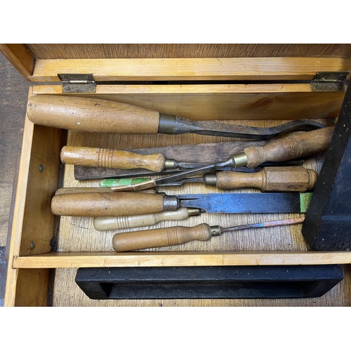 909A - A toolbox containing a collection of vintage wood turning tools to include Isaac Greaves BDS, Robert... 