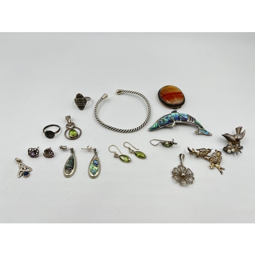 2069 - A collection of silver jewellery to include .925 and abalone shell dolphin brooch, hallmarked sterli... 