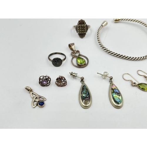 2069 - A collection of silver jewellery to include .925 and abalone shell dolphin brooch, hallmarked sterli... 