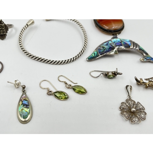 2069 - A collection of silver jewellery to include .925 and abalone shell dolphin brooch, hallmarked sterli... 