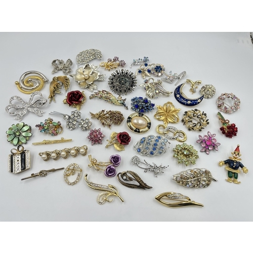 2070 - A collection of vintage brooches