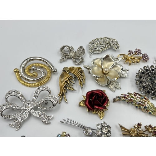 2070 - A collection of vintage brooches