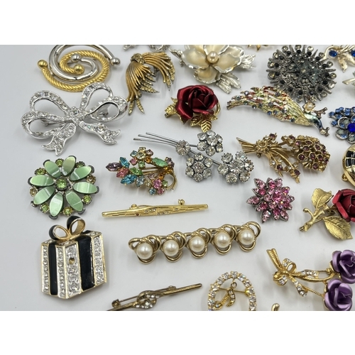 2070 - A collection of vintage brooches