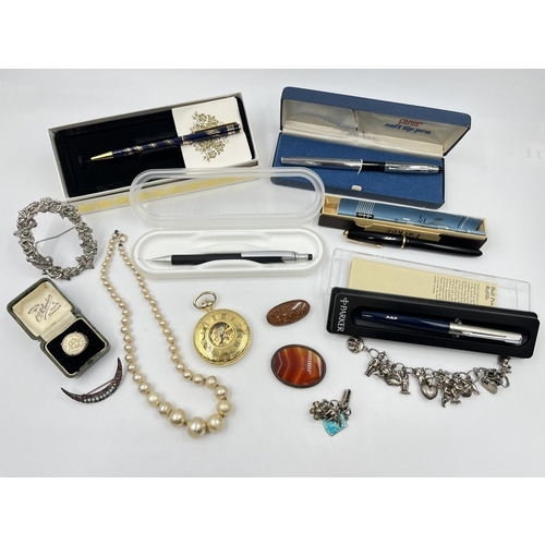 2081 - A collection of items to include silver 1938 three pence coin signet ring, boxed Parker Slimfold fou... 