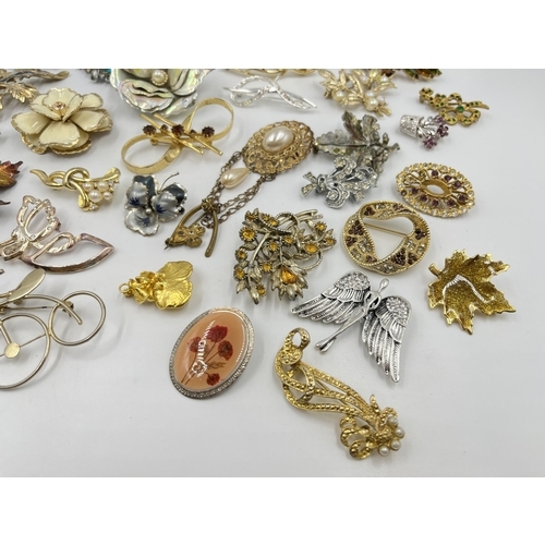 2079 - A collection of vintage brooches