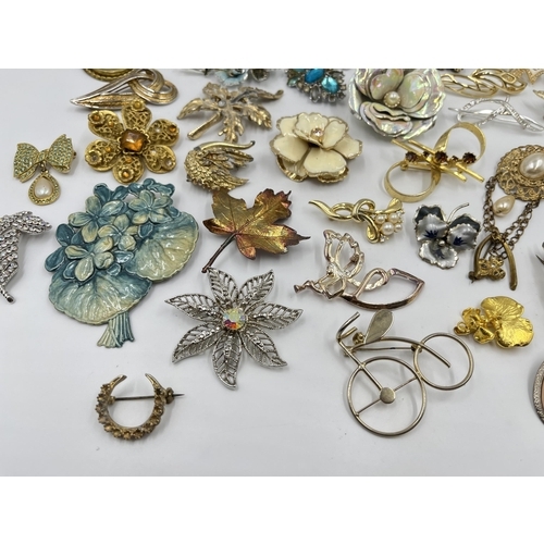 2079 - A collection of vintage brooches