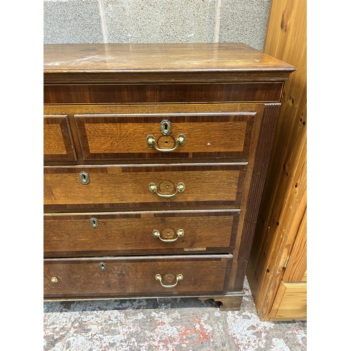 30 - A George III oak and mahogany crossbanded chest of drawers on bracket supports - approx. 102cm high ... 