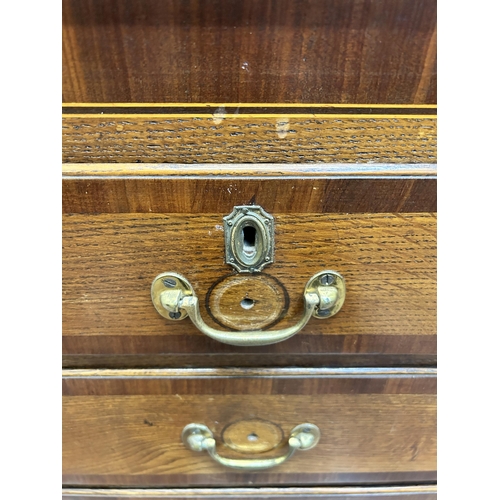 30 - A George III oak and mahogany crossbanded chest of drawers on bracket supports - approx. 102cm high ... 