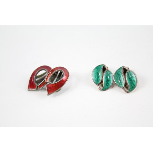 2065 - Two pairs of Norwegian sterling silver and enamel earrings, one David Andersen and one other - appro... 