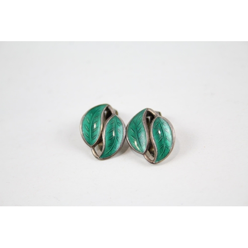 2065 - Two pairs of Norwegian sterling silver and enamel earrings, one David Andersen and one other - appro... 