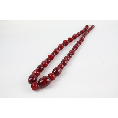 2070 - A Bakelite beaded necklace with internal streaking - approx. gross weight 87g