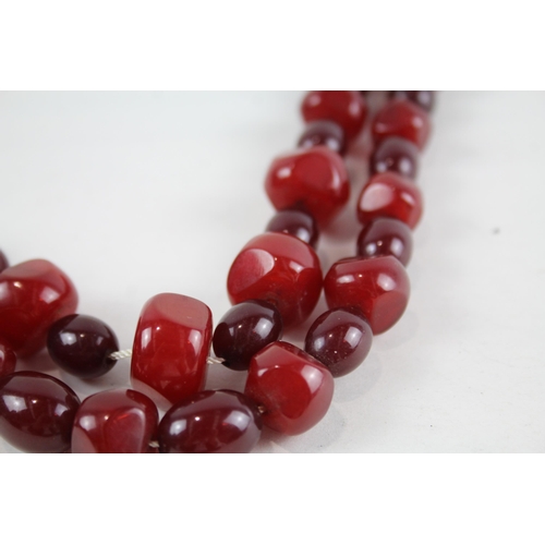 2070 - A Bakelite beaded necklace with internal streaking - approx. gross weight 87g