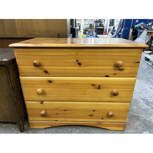 101 - A pine effect chest of drawers - approx. 69cm high x 81cm wide x 44cm deep