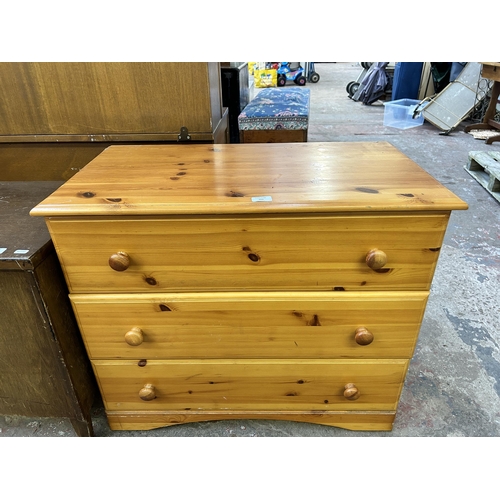 101 - A pine effect chest of drawers - approx. 69cm high x 81cm wide x 44cm deep