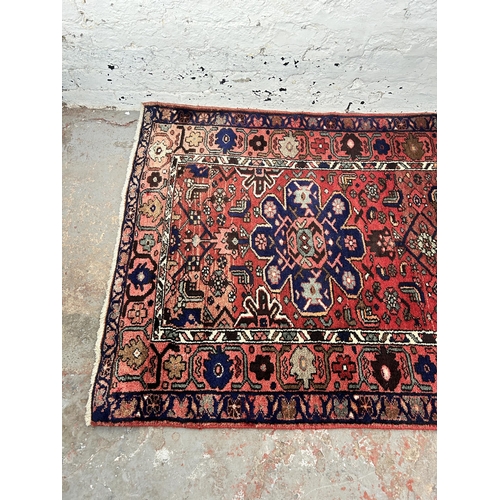 67 - A Taj Abad wool/cotton rug made in Iran - approx. 296cm x 110cm