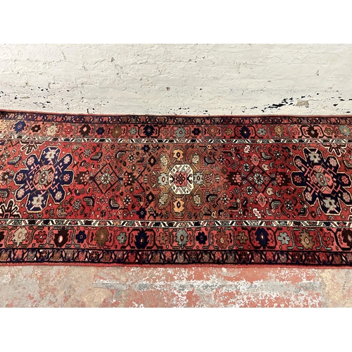 67 - A Taj Abad wool/cotton rug made in Iran - approx. 296cm x 110cm